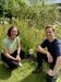 MOIN STADTNATUR Beraterin Anna Reitenbach und Gartenbesitzer Marco Nieter vor dem naturnah gestalteten Staudenbeet